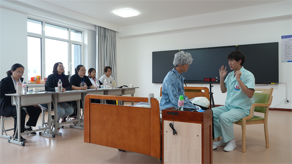 以技護老！瀋陽市舉行“工匠杯”養老護理員職工職業技能競賽_fororder_黃非工匠杯4