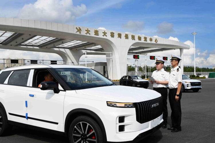 大連出關！2188台國産汽車“奔”赴非洲