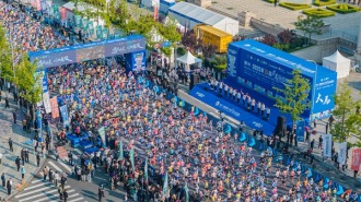 蒙牛·2025第35屆大連馬拉松賽鳴槍起跑