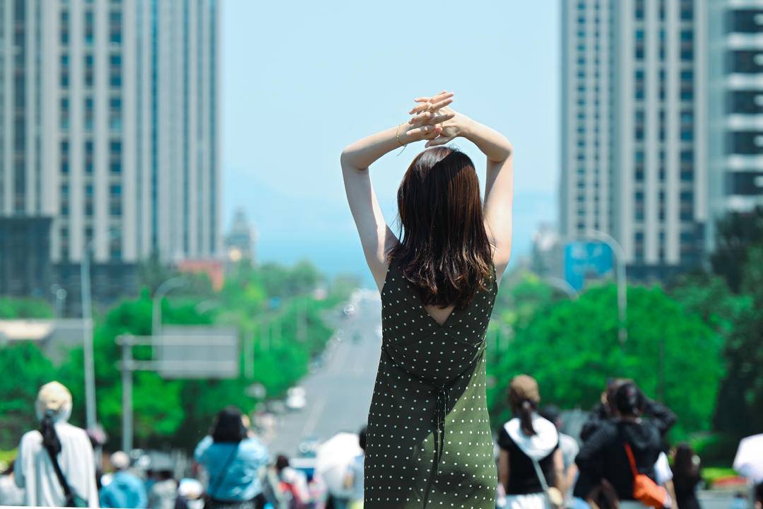 大連：大船穿樓 海上飛“車”