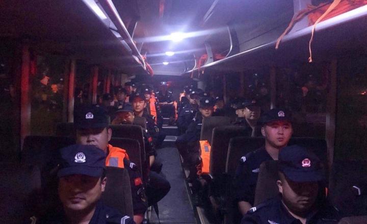 迎戰“巴威” 遼寧岫岩警方全警防汛防臺
