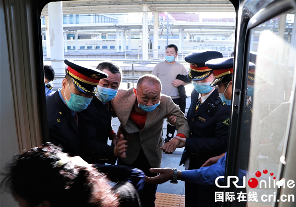 口罩遮不住微笑服務 沈鐵客運乘務員用眼神傳遞溫暖