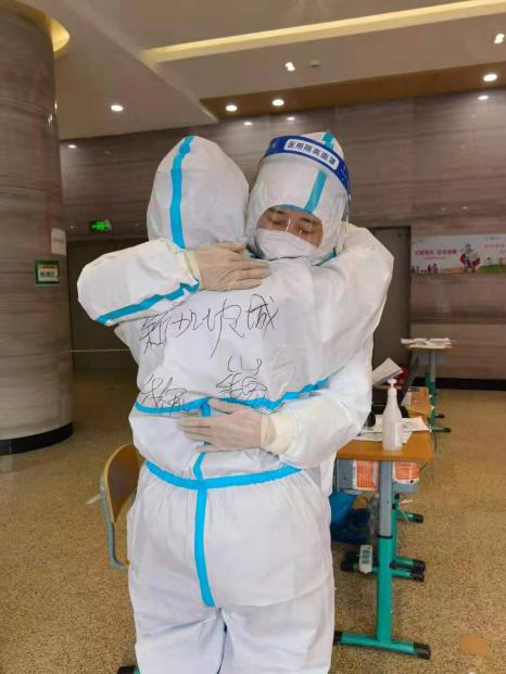 （有修改）【B】瀋陽“老魏太太”堅守核酸檢測現場 六天奮戰近百小時