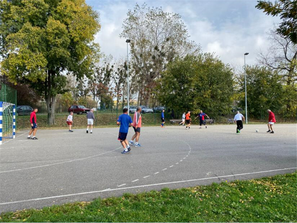 The oldman exercising in the street, serbia_fororder_塞爾維亞老年足球比賽_副本