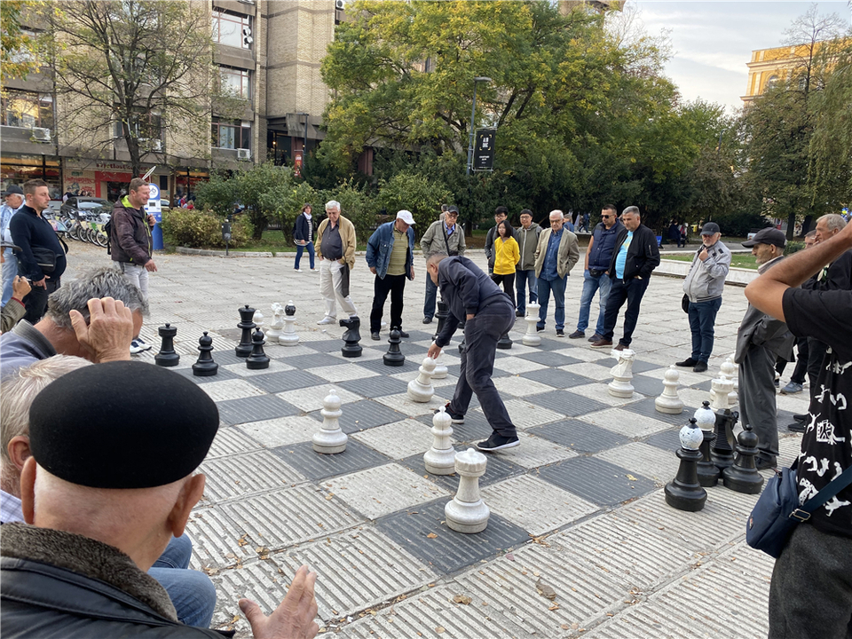 The oldmen playing games on the square of Sarajevo, Bosnia and Herzegovina_fororder_波黑薩拉熱窩廣場上老人的遊戲