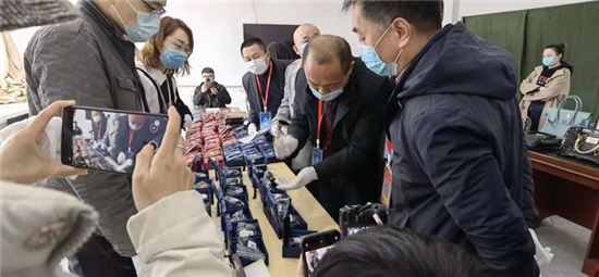 遼寧金茂拍賣：130余件罰沒拍品展示引來大批資深玩家_fororder_拍賣1