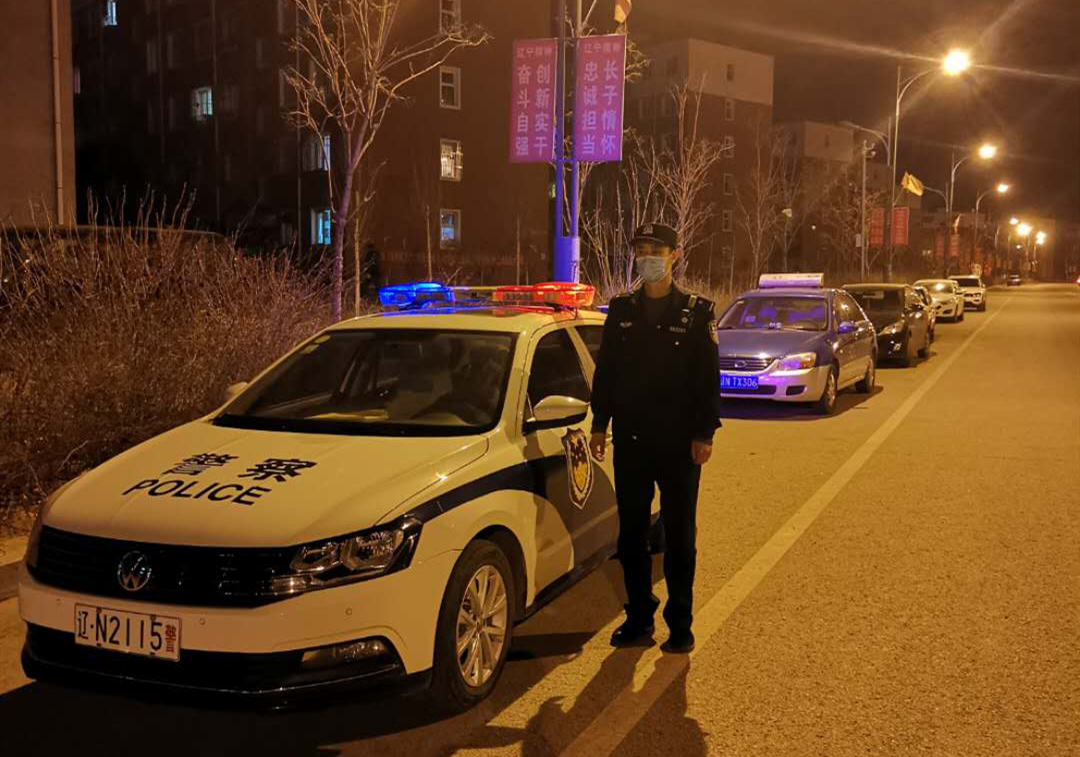 “抗擊疫情 警徽在閃耀”㉖|朝陽北票民警“亮警燈 見警服”24小時堅守防控一線