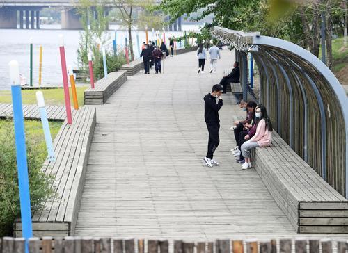 瀋陽：城市添“傢具” 長椅供休閒