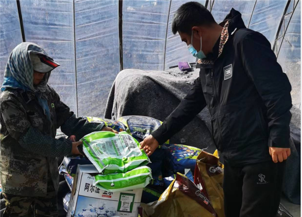 （圖）鞍山農民勞模以身作則 帶頭抗擊疫情助力春耕生産_fororder_桂永帥（右）疫情期間指導農民使用富硒肥。供圖 六和敬富硒公司