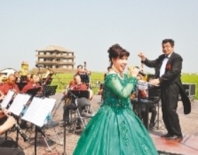 盤錦舉辦紅海灘首屆稻田音樂會