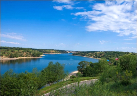 Experience the legend of the Millennium by taking a cliff tour and Chahai in Fuxin