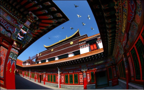 Experience the legend of the Millennium by taking a cliff tour and Chahai in Fuxin
