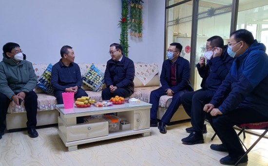 中建鐵投路橋有限公司走訪慰問公司老領導、困難黨員及離退休困難職工_fororder_圖片1_副本