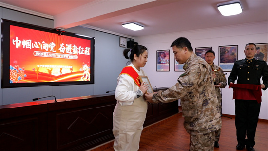軍嫂為丈夫頒獎 軍人為妻子獻花 錦州軍分區召開全體官兵和文職人員家屬座談會_fororder_4