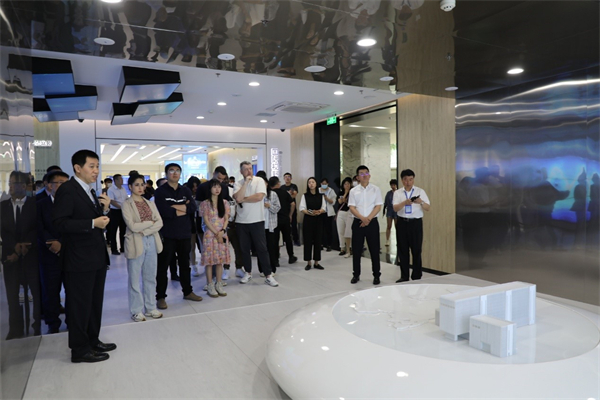 【2023打卡中國】直擊硬核科技 海外網紅博主打卡大連高新區科技館_fororder_大連科技3