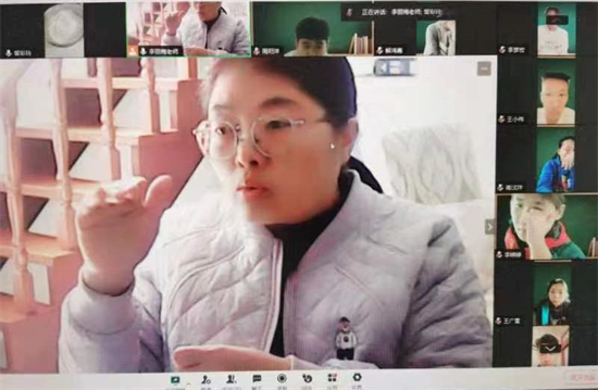 瀋陽皇姑區聾人學校聯合社區舉辦線上烘焙小課堂_fororder_面點課老師向大家講解花卷的製作流程