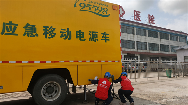 國家電網公司緊急支援 電力搶修不停 葫蘆島建昌復電進行中_fororder_電力3-8月21日，國網遼寧電力應急搶險隊伍第一時間為葫蘆島建昌縣雷家店鄉康寧醫院等重要客戶提供應急用電保障。李嬌 攝