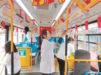 瀋陽大學生志願者扮靚公交車