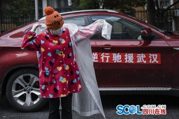 “Medical workers, you save lives, and I cook for you”: Chinese ‘Raincoat Girl’ cooks 20,000 meals for medical staff in Wuhan