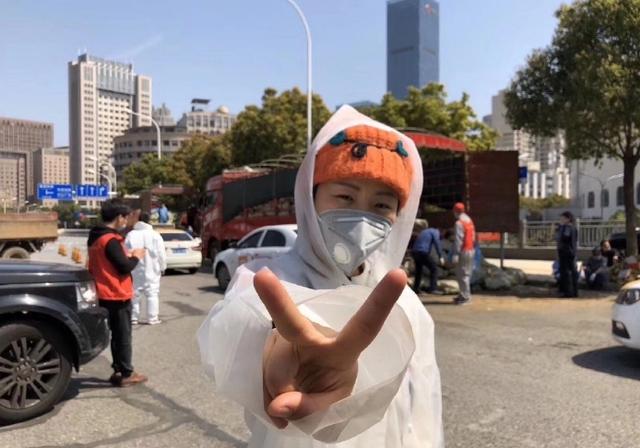 “Medical workers, you save lives, and I cook for you”: Chinese ‘Raincoat Girl’ cooks 20,000 meals for medical staff in Wuhan