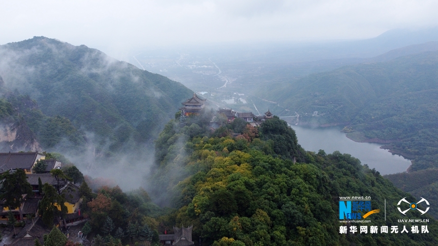 崆峒山“煙雨圖”：翠峰古建“隱”雲海_fororder_1