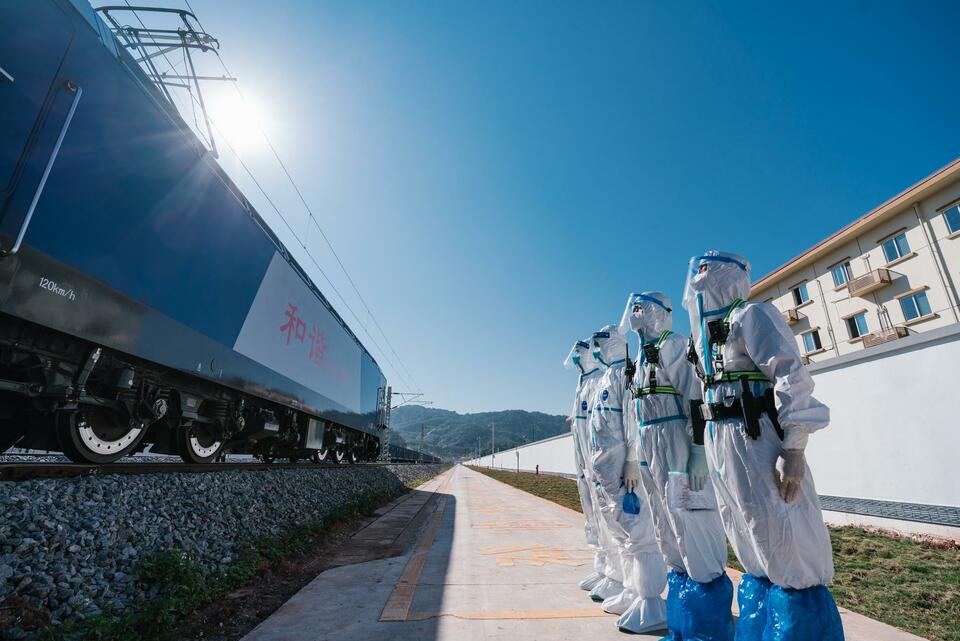 中老鐵路雙向首發國際貨運列車完成通關手續放行