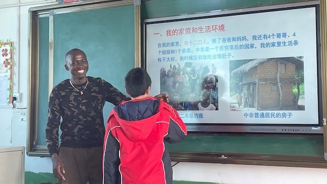 International Students Learn about the Development of Agriculture, Rural Areas and Farmers in Weinan, China