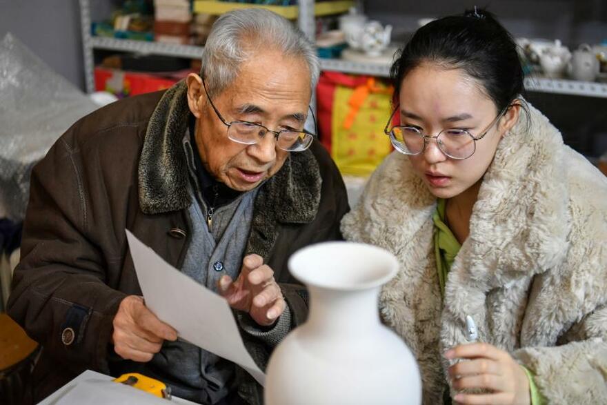 Inheritor of Colored Glaze Firing Skill Makes the Cultural Heritage Regain Its Vitality in N China_fororder_非遺13