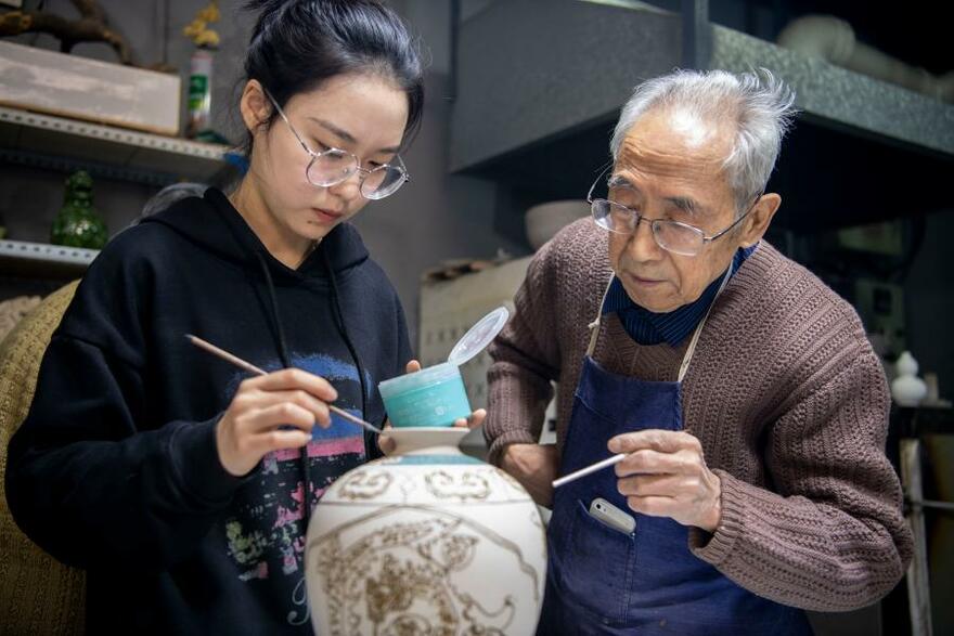 Inheritor of Colored Glaze Firing Skill Makes the Cultural Heritage Regain Its Vitality in N China_fororder_非遺14