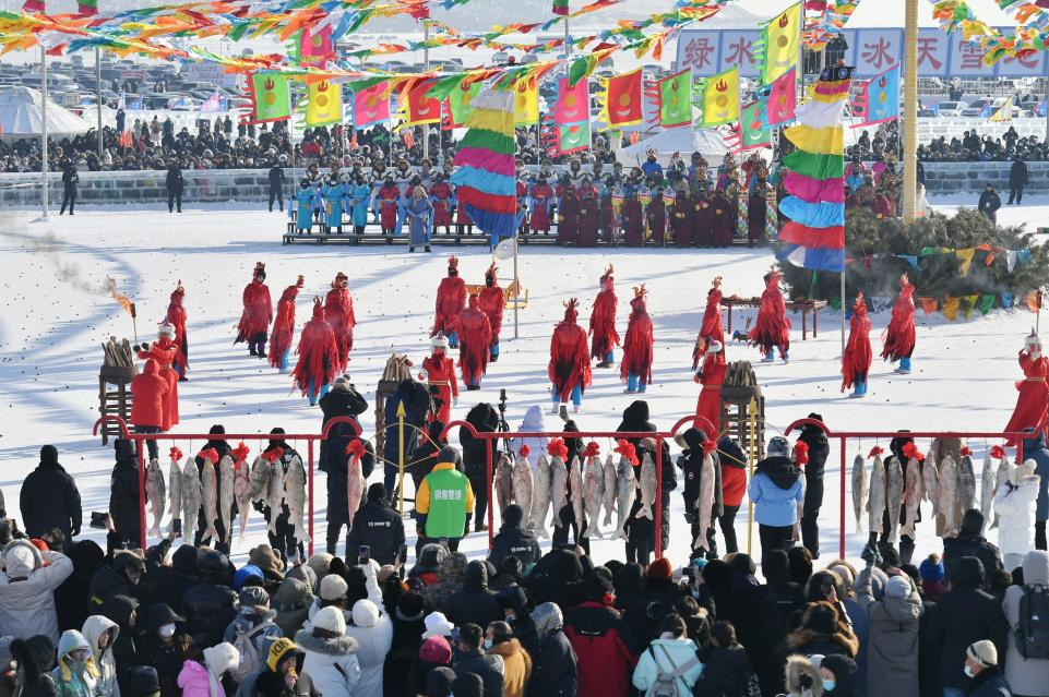 Winter Fishing on Chagan Lake in Songyuan City: Reappearance of the Spectacular Scene of "Pulling Heavily Laden Nets of Fish Out of Frozen Lake"_fororder_圖片 1