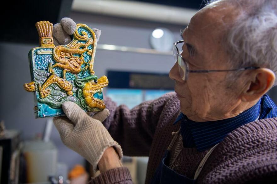 Inheritor of Colored Glaze Firing Skill Makes the Cultural Heritage Regain Its Vitality in N China_fororder_非遺4