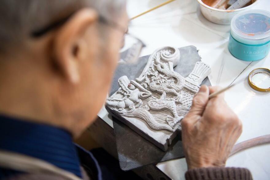 Inheritor of Colored Glaze Firing Skill Makes the Cultural Heritage Regain Its Vitality in N China_fororder_非遺9