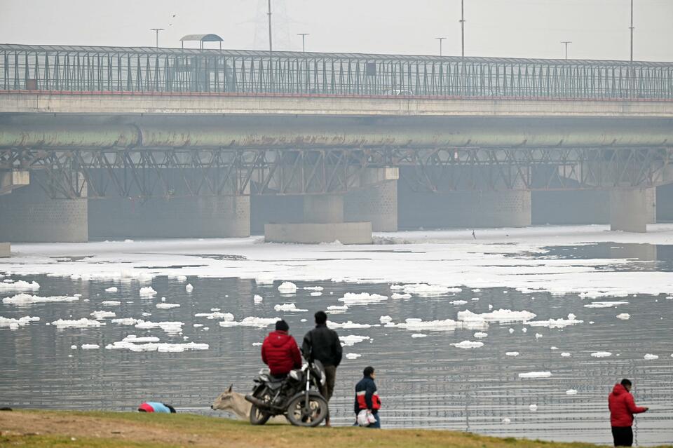 印度空氣品質持續低下 民眾在被污染的河水中尋找可回收廢物