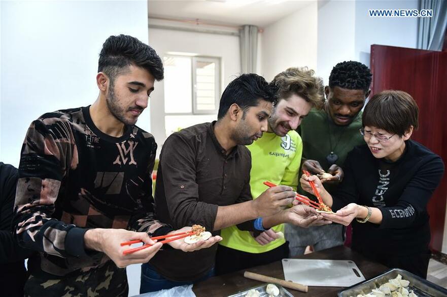 Foreign Students Take Part in Winter Solstice Celebration in Taiyuan_fororder_太原外國人6