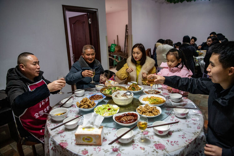 新春走基層丨幸福的味道——草莓豐收迎新年