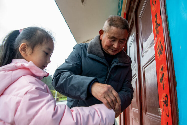 新春走基層丨幸福的味道——草莓豐收迎新年