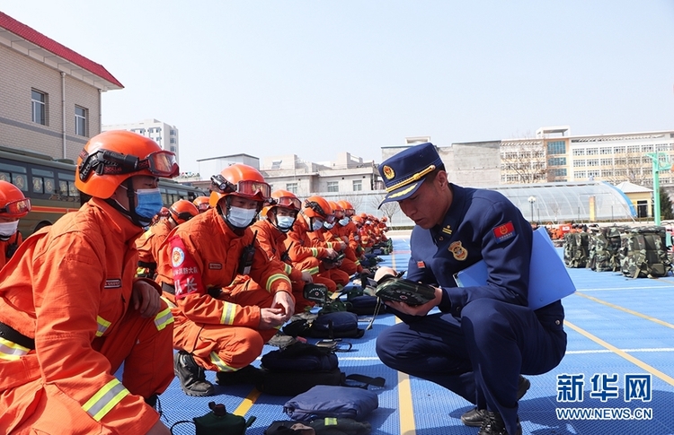 甘肅隴南：“藍朋友”考核“拼”技能