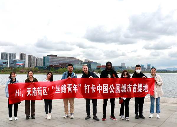 Hi, Tianfu New Area! | Silk Road Youths Praised the Scenery of Xinglong Lake: A City Embedded in Nature_fororder_1