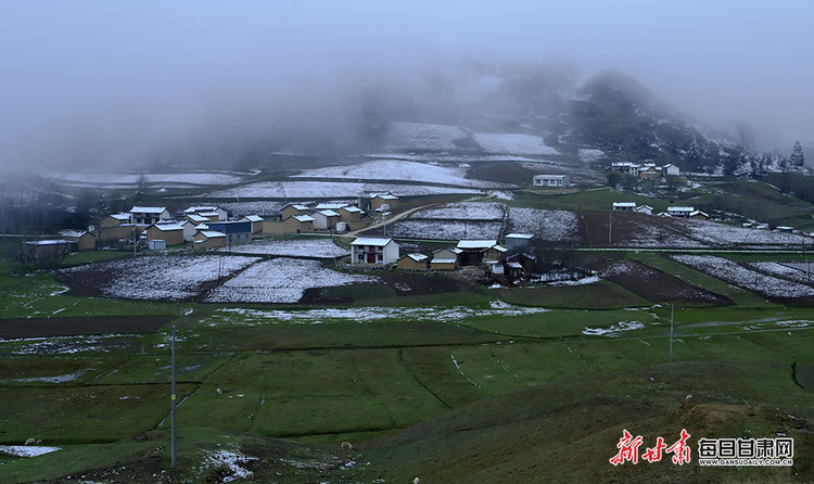 【焦點圖+大美甘肅+隴南列表】長天遠樹山山白 不辨山花與雪花 春雪落武都山村美如畫