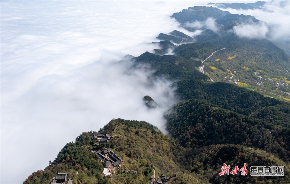 千山萬壑雲海翻滾 成縣雞峰如夢如幻