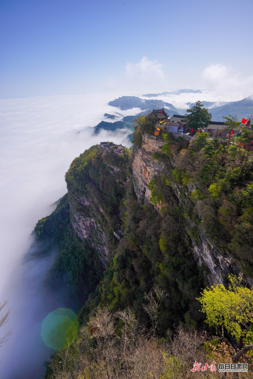 千山萬壑雲海翻滾 成縣雞峰如夢如幻