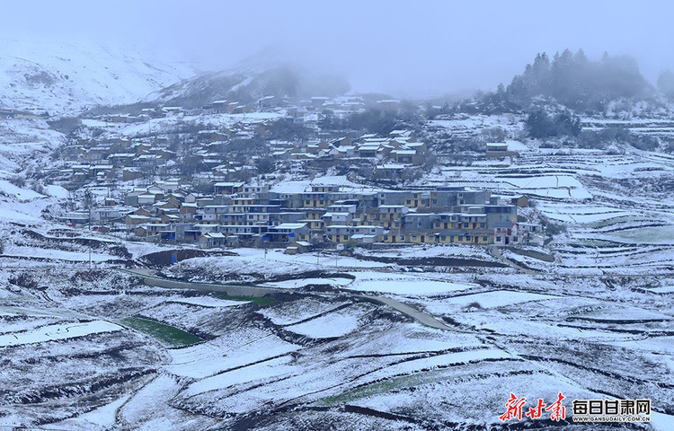 【焦點圖+大美甘肅+隴南列表】長天遠樹山山白 不辨山花與雪花 春雪落武都山村美如畫