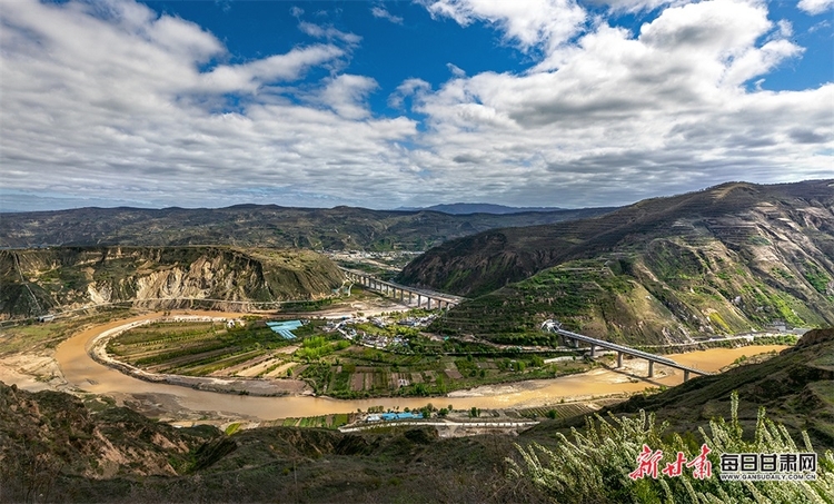 【焦點圖】高鐵穿過麥積區石佛鎮馬家山村成為一道獨特風景