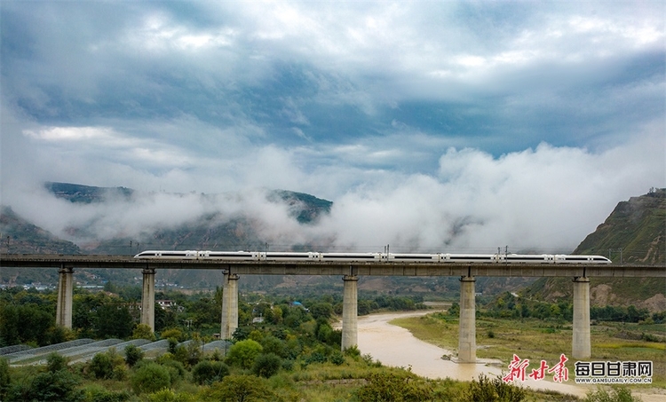 【焦點圖】高鐵穿過麥積區石佛鎮馬家山村成為一道獨特風景