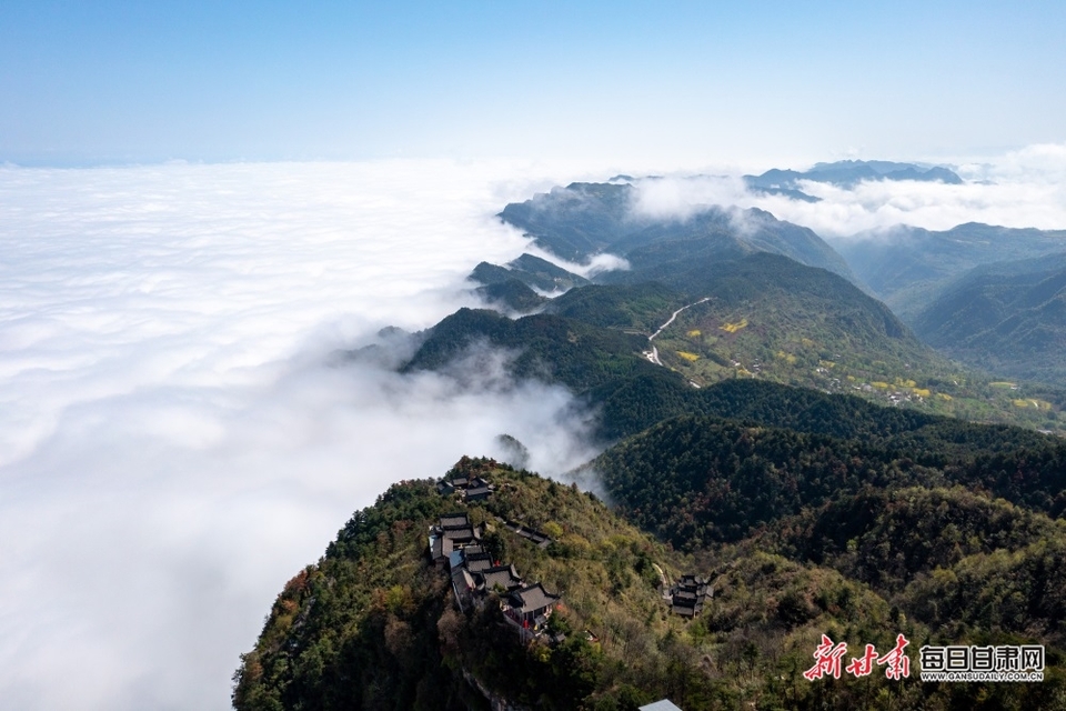 千山萬壑雲海翻滾 成縣雞峰如夢如幻