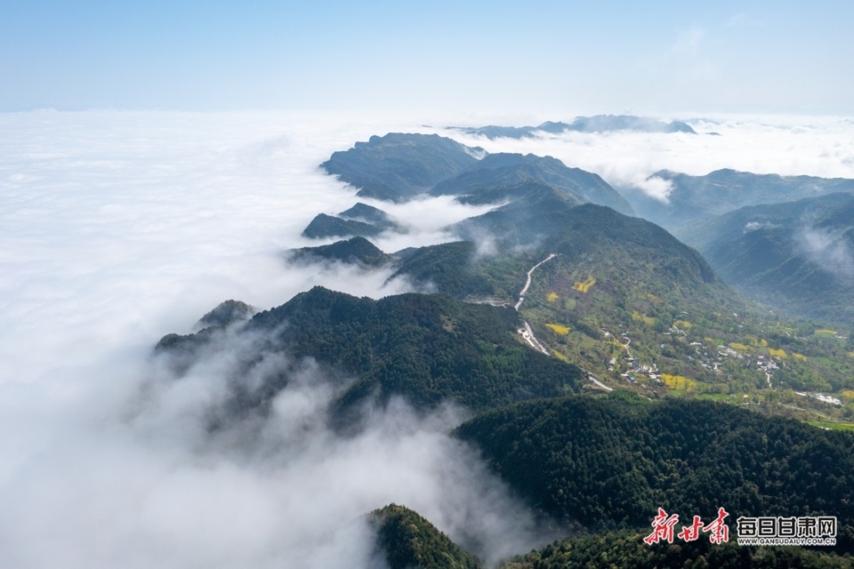 千山萬壑雲海翻滾 成縣雞峰如夢如幻