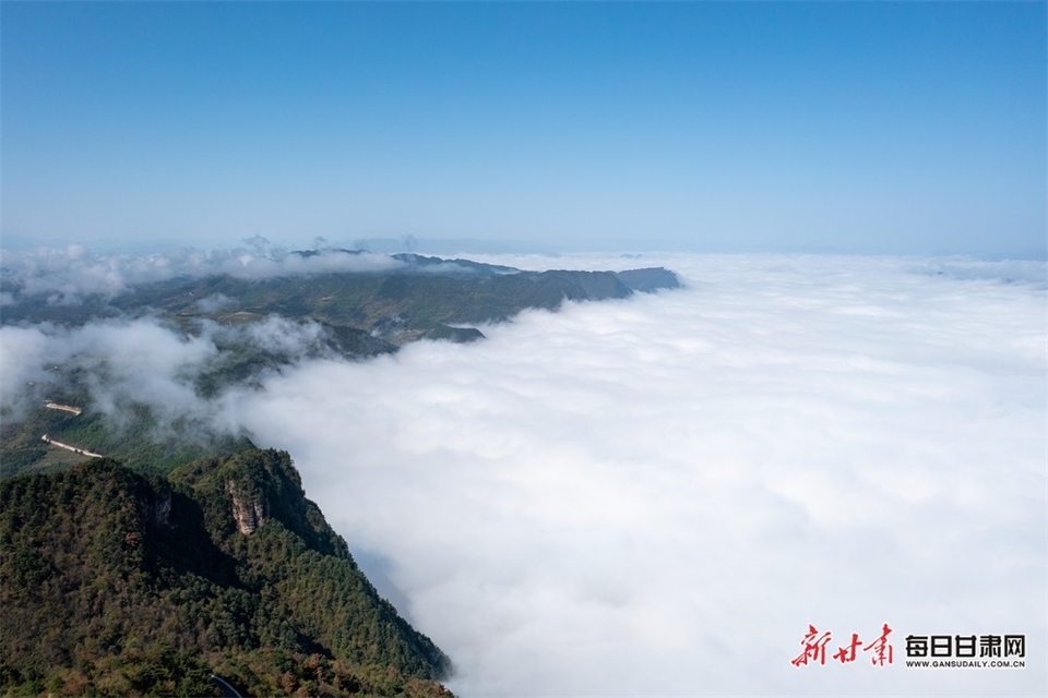 千山萬壑雲海翻滾 成縣雞峰如夢如幻