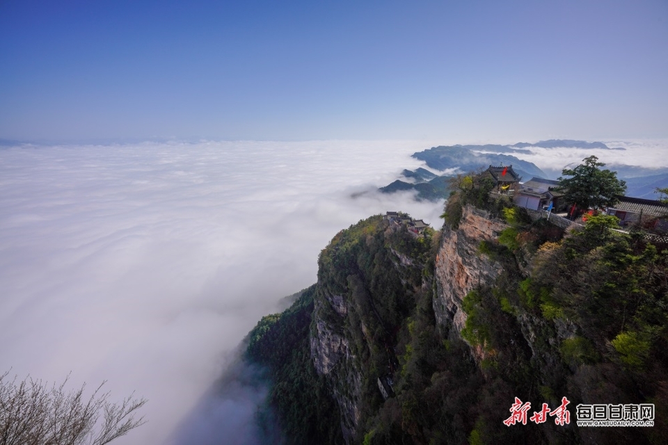 千山萬壑雲海翻滾 成縣雞峰如夢如幻