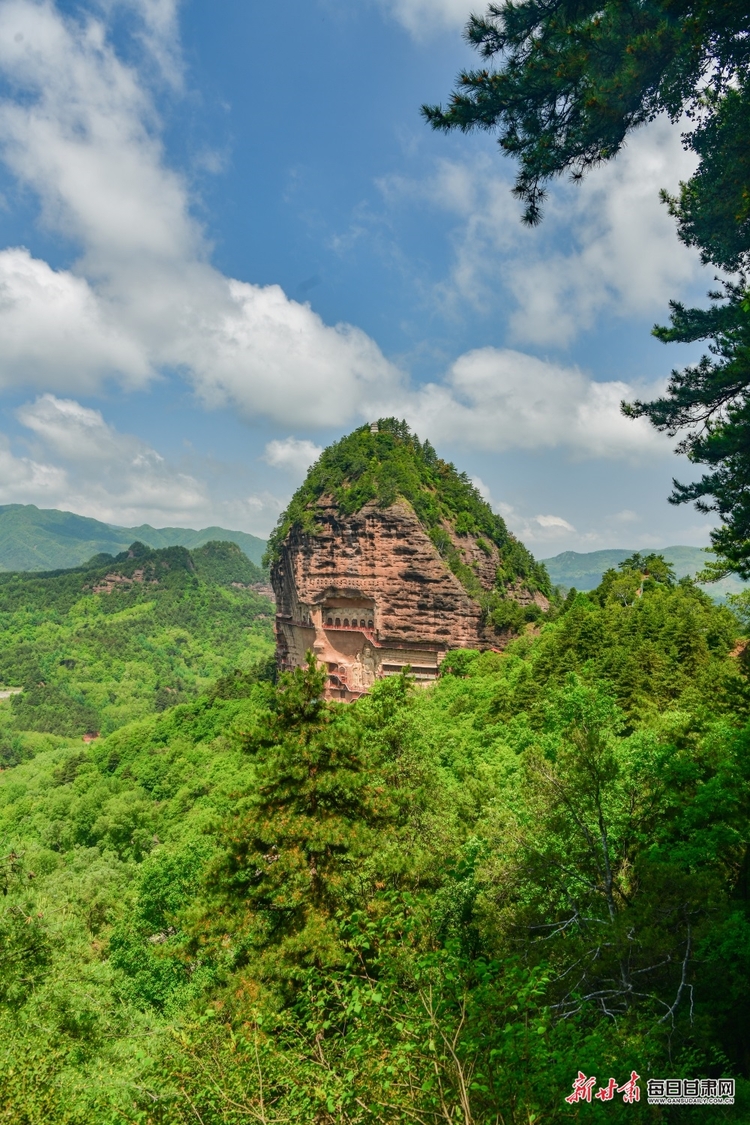 【文旅焦點圖】夏日麥積山：群峰聳峙染翠色 飛瀑流泉畫中畫_fororder_麥積山2