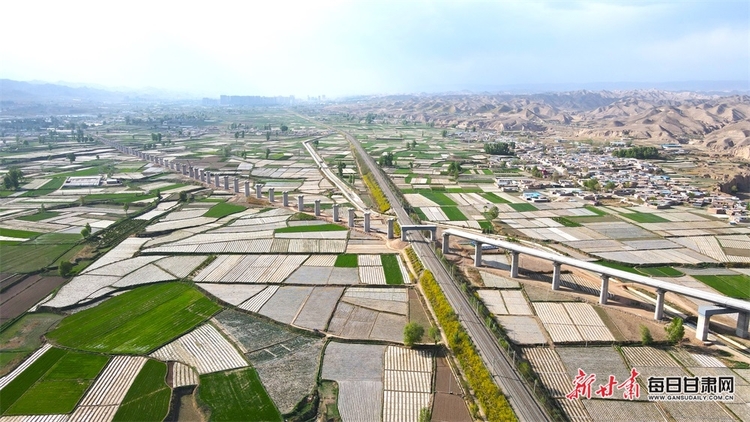 【要聞】蘭張三四線鐵路永登特大橋成功跨越蘭新線_fororder_橋1